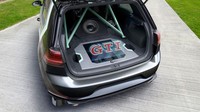 Hologram ini tidak memerlukan tambahan alat khusus untuk melihatnya. Hologram mengapung di atas modul dan memiliki beberapa layer. Foto: Pool (Autoblog)