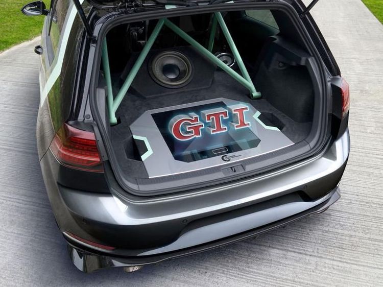 Keren, Mobil dengan teknologi Hologram Nih!