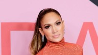 Setelah punya anak, Jennifer Lopez memilih pro vaksin dan menjadi juru bicara The Sounds of Pertussis bersama March of Dimes. Dikutip dari United Press International, JLo awalnya tak tahu banyak tentang vaksin namun berubah saat ingin memberikan perlindungan terbaik untuk buah hatinya. Foto: Getty Images
