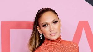 Sabet Penghargaan Ikon Fashion, J-Lo Pamer Perut Rata