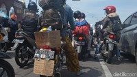 Lewat tulisan di dus, pemudik ini sepertinya sudah kangen berat dengan istri di kampung. Foto: Sudirman Wamad