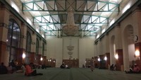 Satu malam yang paling dicari umat muslim di bulan Ramadhan, yaitu Lailatul Qadar. Begini suasana itikaf di Stockholm Central Mosque (Ahmad Satria Budiman/istimewa)