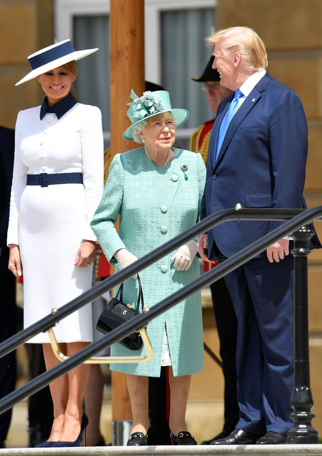 Bertemu Ratu Elizabeth II, Melania Trump mengandalkan busana yang dirancang khusus oleh Dolce & Gabbana untuknya. Estimasi harga US$ 19.000 (Rp 270 juta) - US$ 25.000 (Rp 355 juta). Sepatu Manolo Blahnik BB Pumps berwarna Navy Suede bernilai $665 atau Rp 9,4 juta. (Foto: Getty Images)