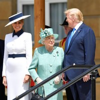 Bertemu Ratu Elizabeth II, Melania Trump mengandalkan busana yang dirancang khusus oleh Dolce & Gabbana untuknya. Estimasi harga US$ 19.000 (Rp 270 juta) - US$ 25.000 (Rp 355 juta). Sepatu Manolo Blahnik BB Pumps berwarna Navy Suede bernilai $665 atau Rp 9,4 juta. (Foto: Getty Images)