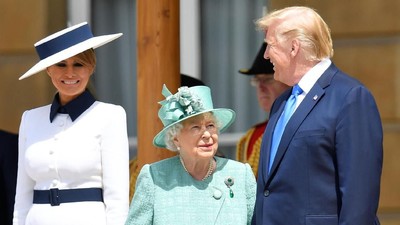 Bertemu Ratu Elizabeth II, Gaya Melania Trump Disebut Mirip Putri Diana