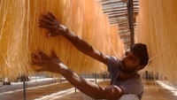 Seorang pekerja pria menyiapkan mie kering yang ada di pabrik. Foto: Dok. Xinhuanet/Sajjad