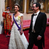 Ikut menemani gaya Kate Middleton malam itu adalah Lovers Knot Tiara. Mahkota berhiaskan mutiara itu dulunya milik Putri Diana. (Foto: Getty Images)