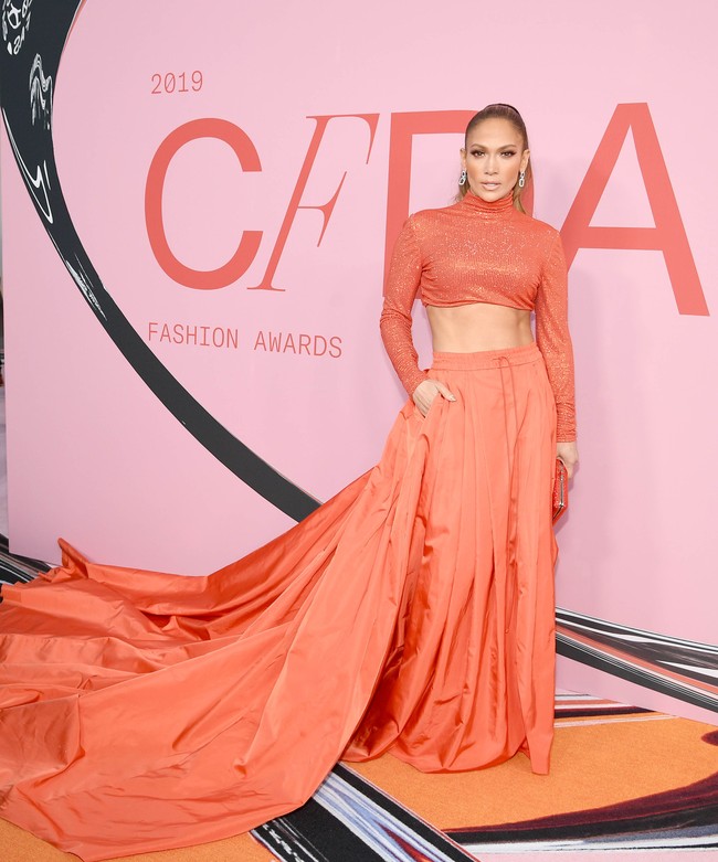 Jennifer Lopez menjadi salah satu tamu kehormatan di Council of Fashion Designers of America (CFDA) Awards 2019 yang digelar di Brooklyn Museum, New York City, New York, AS, Senin (3/6/2019). Di acara itu, J-Lo menyabet penghargaan prestis CFDA Fashion Icon Award berkat gayanya yang selalu memukau. (Foto: Getty Images)
