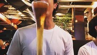 Jika sedang tidak memiliki jadwal manggung yang padat, biasanya Jin akan menghabiskan waktunya berkumpul bersama teman-temannya sambil menikmati bir dingin. Foto: Instagram @jinstagram_official