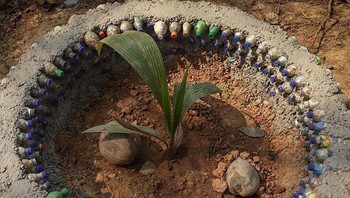 Dijelaskan, setiap minggunya para siswa telah membawa sekitar 25 sampah plastik. Tak hanya membawa, mereka juga ikut serta dalam memproses daur ulang sampah. (Foto: Dok. Akshar Foundation)