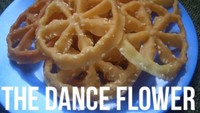 Wah kudapan yang satu ini biasa tersaji saat berkunjung ke rumah kerabat yang asli berdarah Betawi. Ternyata nama gaul kue ini adalah the dance flower alias kue kembang goyang. Foto: istimewa