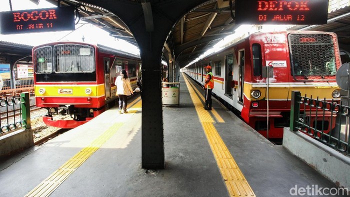 KRL Commuter Line terlihat sepi di Stasiun Jakarta Kota, Jakarta. Selasa (4/6/2019). Jika saat weekdays KRL terlihat penuh sesak kini KRL terlihat sepi.