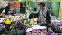 Pembeli terus berdatangan untuk membeli bunga.