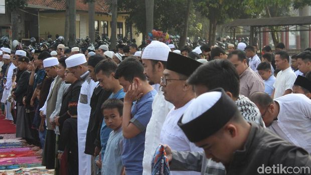 Sebagian Umat Islam di Garut Gelar Salat Idul Fitri Hari Ini