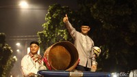 Gubernur DKI Jakarta Anies Baswedan mengizinkan kegiatan takbir keliling di Ibu Kota. Anies bahkan ikut melakukan takbir keliling di kawasan Tanah Abang, Jakarta Pusat.