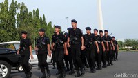 Personel Brimob mengikuti apel pengamanan malam takbiran di Monas, Jakarta.