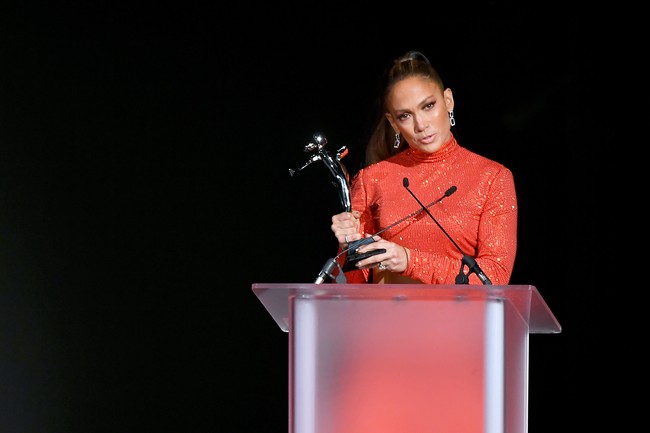 Aku cinta fashion. Besar di Bronx dan menyukai fashion, aku merasa terhormat bisa berada di sini di tengah para desainer dan seniman. Lalu diberi penghargaan atas apa yang kucintai itu seperti mimpi yang menjadi kenyataan, kata J-Lo di karpet merah seperti dikutip People. Tak datang sendiri, J-Lo menggandeng tunangannya Alex Rodriguez. (Foto: Getty Images)