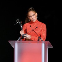 Aku cinta fashion. Besar di Bronx dan menyukai fashion, aku merasa terhormat bisa berada di sini di tengah para desainer dan seniman. Lalu diberi penghargaan atas apa yang kucintai itu seperti mimpi yang menjadi kenyataan, kata J-Lo di karpet merah seperti dikutip People. Tak datang sendiri, J-Lo menggandeng tunangannya Alex Rodriguez. (Foto: Getty Images)