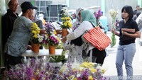 Sejumlah pembeli sedang memilih bunga di salah satu lapak Pasar Rawa Belong.