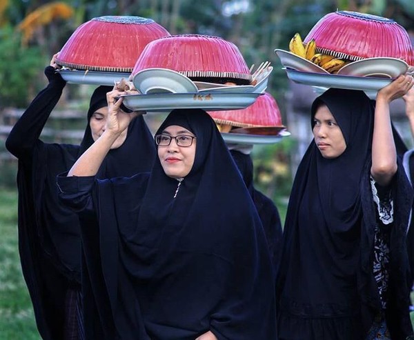 Ngejot berasal dari kata jot yang dalam bahasa Sasak Desa Lenek berarti datang atau dalam bahasa Arab berarti silaturahmi. Ngejot itu sendiri berarti mendatangi atau bersilaturahmi (dok. Paer Lenek) Ngejot berasal dari kata jot yang dalam bahasa Sasak Desa Lenek berarti datang atau dalam bahasa Arab berarti silaturahmi. Ngejot itu sendiri berarti mendatangi atau bersilaturahmi (dok. Paer Lenek)