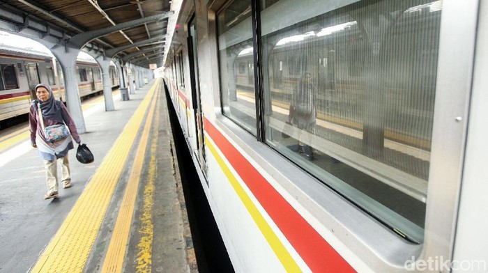 KRL Commuter Line terlihat sepi di Stasiun Jakarta Kota, Jakarta. Selasa (4/6/2019). Jika saat weekdays KRL terlihat penuh sesak kini KRL terlihat sepi.