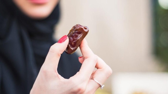 makan kurma