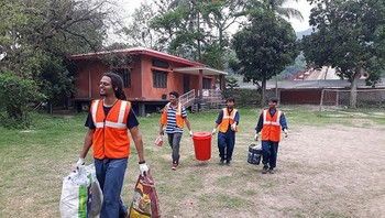Hal tersebut dikarenakan banyak orangtua lebih menyukai anak-anak remajanya bekerja ketimbang sekolah. (Foto: Dok. Akshar Foundation)