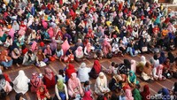 Ribuan warga menunggu pembagian zakat.