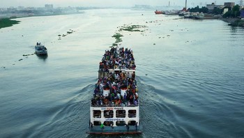 Selain memakai kereta api, warga di Dhaka juga memakai kapal feri yang sama padatnya untuk sampai ke kampung halaman. Foto: Reuters