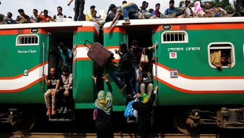 Mereka rela mengambil risiko besar demi mudik ke kampung halaman. Foto: Reuters