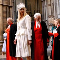 Sebelum Carolina Herrera, Ivanka mengenakan perpaduan jaket peplum dan gaun yang sama-sama bernuansa putih. Topi senada pun ditambahkan untuk memperkuat tampilan ala Royal Inggris. (Foto: Henry Nicholls - WPA Pool/Getty Images)