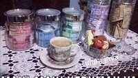 Sajian yang satu ini dijamin bikin rumah kamu selalu ramai disambangi orang-orang yang ingin bersilaturahmi. Di meja tamu saja isinya deretan stoples ini uang, bagaimana di ruang makan ya? Foto: istimewa