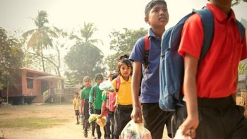 Sayangnya banyak warga yang enggan mengikuti dorongan tersebut. Hingga akhirnya sekolah memutuskan untuk meminta para murid membawa plastik sebagai ganti biaya sekolah. (Foto: Dok. Akshar Foundation)