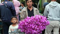 Biasanya warga membeli bunga untuk hiasan ruang tamu jelang Lebaran.