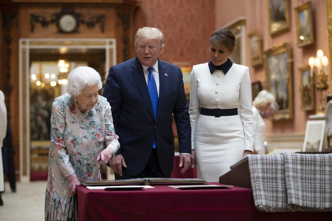 Di dalam Istana Buckingham, Ratu sempat mengajak Donald Trump dan Melania Trump melihat koleksi benda-benda bersejarah yang menggambarkan hubungan dekat Inggris dan Amerika Serikat. (Foto: Getty Images)