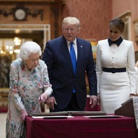 Di dalam Istana Buckingham, Ratu sempat mengajak Donald Trump dan Melania Trump melihat koleksi benda-benda bersejarah yang menggambarkan hubungan dekat Inggris dan Amerika Serikat. (Foto: Getty Images)