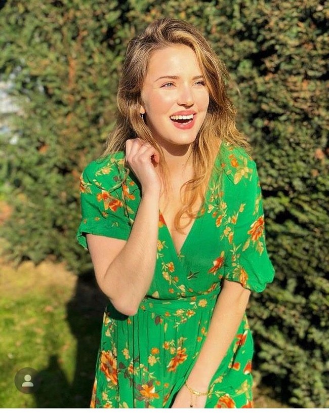 Menurut influencer Perancis Louise Aubery, kamu harus sangat berhati-hati dengan apa yang Anda posting, karena kamu dapat dengan mudah membuat marah merek dan perusahaan tempatmu bekerja . Padahal foto yang diunggah hanyalah satu foto yang tampaknya biasa saja. (Foto: Dok. Instagram)