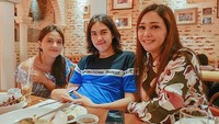 Tak hanya lengket dengan El, Marsha juga dekat dengan Maia Estianty. My 2 favorite girls, tulis El saat mengunggah foto makan bersama Marsha dan sang bunda. Foto: Instagram elelrumi