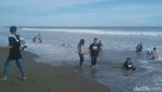 Foto: Turis di Pantai Kebumen Dilarang Mandi di Laut, Kenapa?