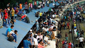 Penumpang berjubel menunggu kereta yang akan membawa mereka pulang ke kampung dan merayakan Lebaran. Foto: Reuters