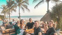 Dari unggahannya di Instagram, pemilik 339.000 followers ini sering liburan ke Bali. Termasuk menikmati makanan sambil menunggu sunset di pantai. Foto: Instagram keirashabira