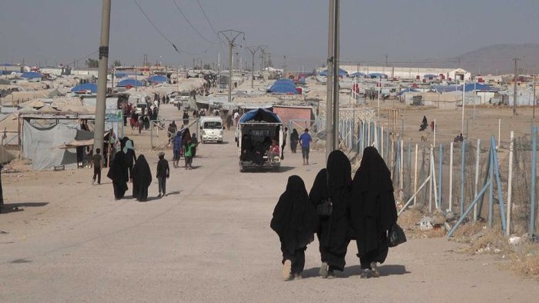Ratusan Perempuan ISIS Dibebaskan Dari Kamp Pengungsi al-Hawl Suriah Ratusan Perempuan ISIS Dibebaskan Dari Kamp Pengungsi al-Hawl Suriah
