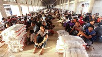 Warga menunggu pembagian zakat di Masjid Istiqlal.