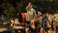 Di sepanjang jalan itu pula tampak warga yang meluber hingga ke jalan ikut merayakan acara malam takbiran.
