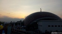 Matahari tenggelam di balik kubah masjid (Aji Kusuma/detikcom)