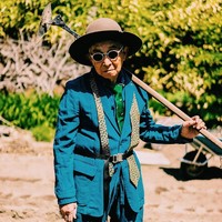 Kakek Tetsuya pun tampaknya pintar berpose. Dalam berbagai postingan, ia terlihat seperti model. (Foto: Instagram/@slvr.tty)