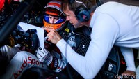 Dovizioso sudah bersiap dengan tantangan lain yang tak kalah seru, yakni memacu mobil balap Audi di ajang DTM Misano, Italia, pada 8 dan 9 Juni 2019. Di foto terlihat dia mendengar nasehat dari mekanik tim DTM Audi menjelang balapan.