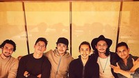 Hidangan sushi autentik jadi sajian makan malam spesial, yang dipilih Jin saat berkumpul dengan teman-temannya. Foto: Instagram @jinstagram_official