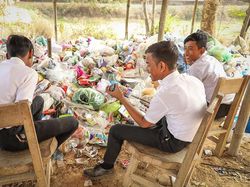 Viral, Bayar Sekolah Hanya Pakai Sampah Plastik