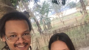 Ini dia sosok pasangan suami istri yang menciptakan program biaya sampah sekolah, memberi inspiratif membangun penerus generasi muda. (Foto: Dok. Akshar Foundation)